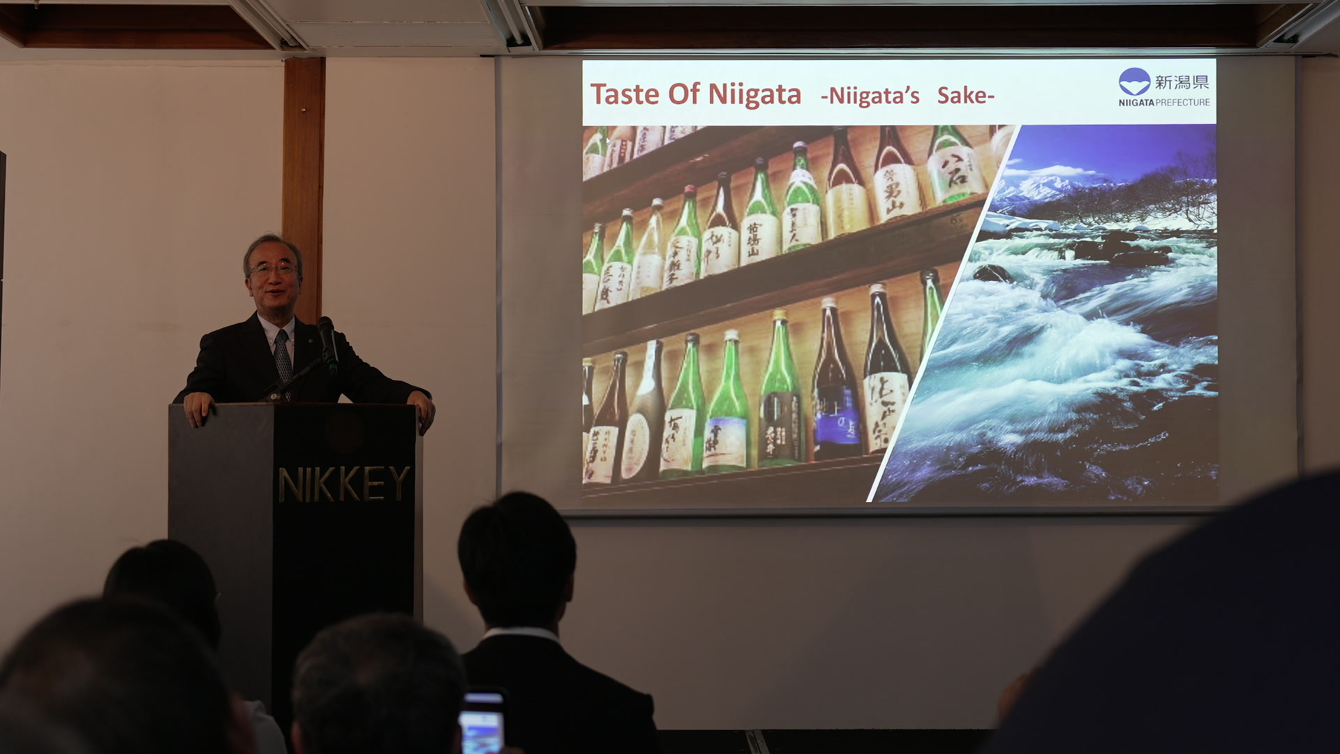 Niigata Governor Hideyo Hanazumi delivering a speech