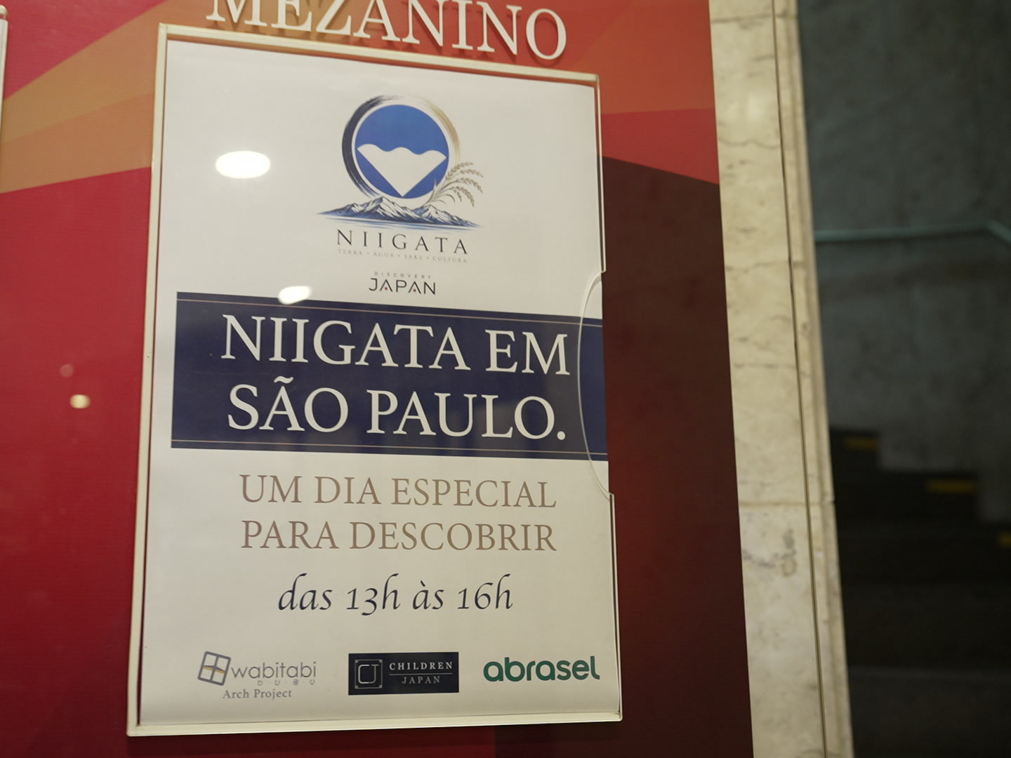 Announcement poster for "NIIGATA EM SÃO PAULO" displayed at the venue
