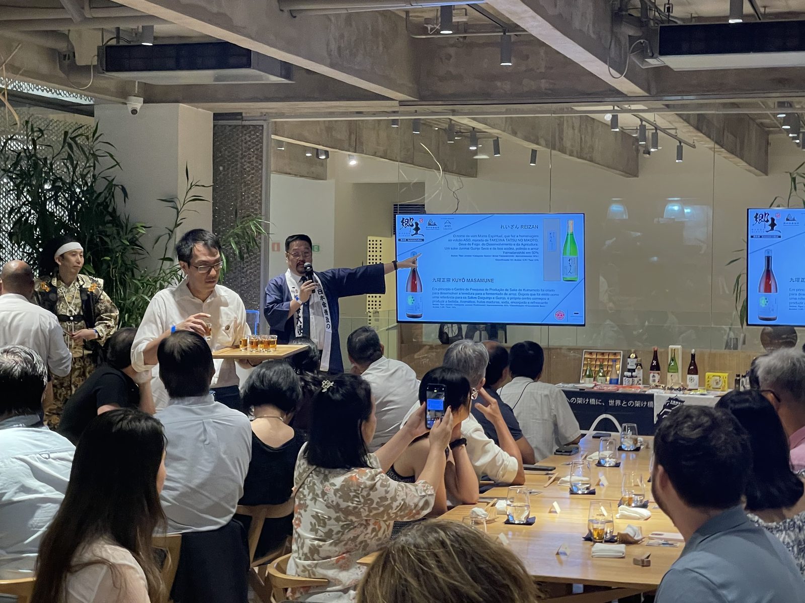 日本酒の商談会で現地バイヤーに説明する様子