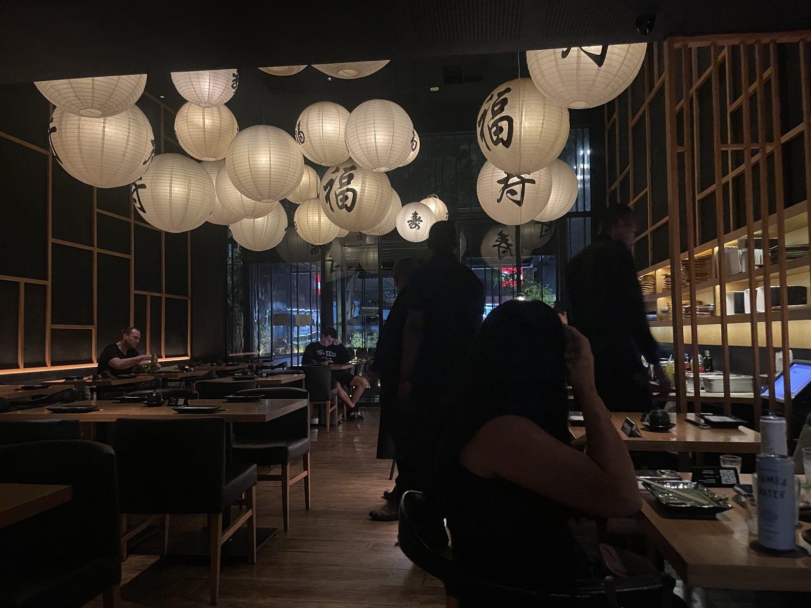 現地に出店した日本食レストランの店内