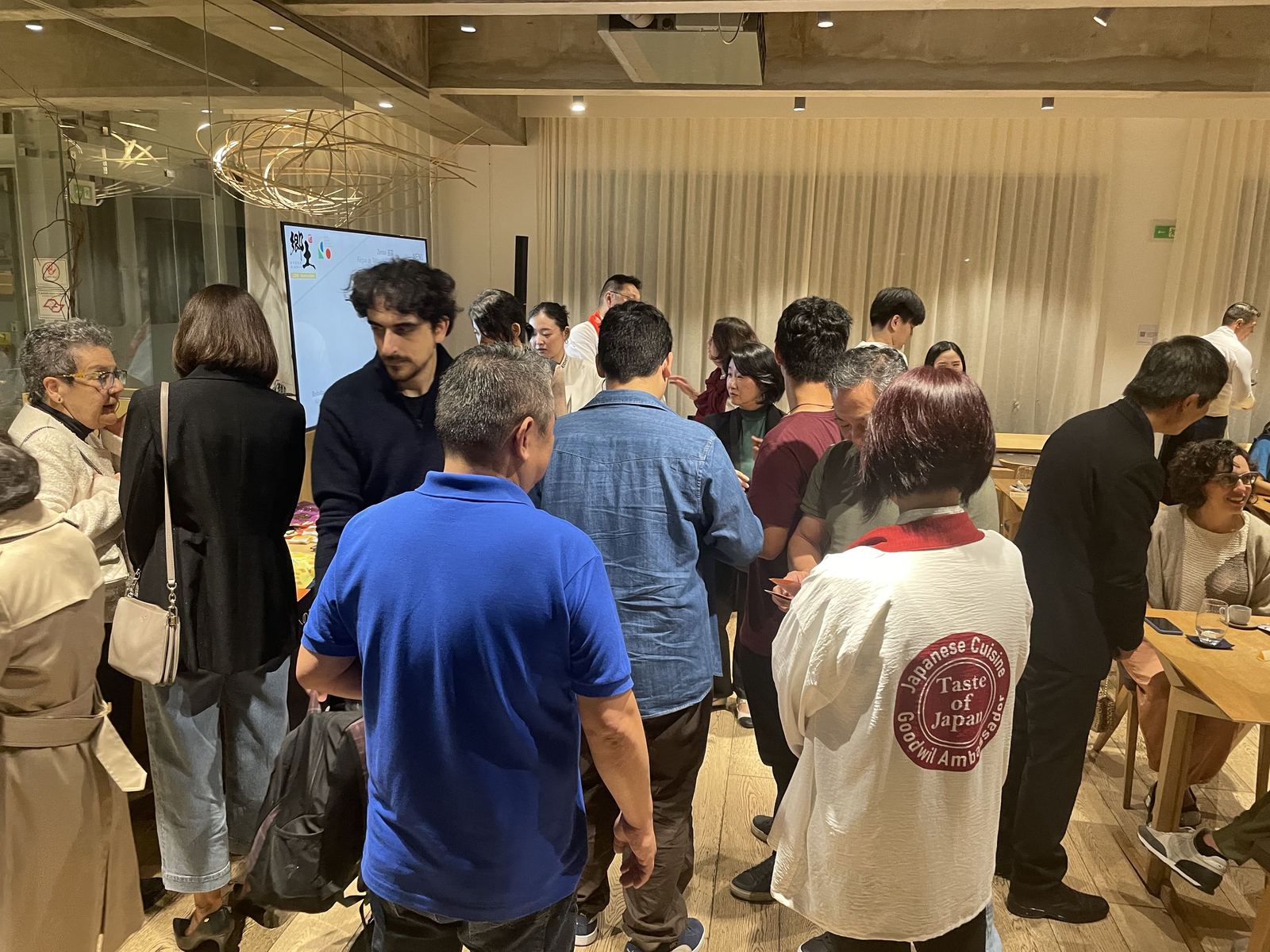 開催後、歓談する参加者