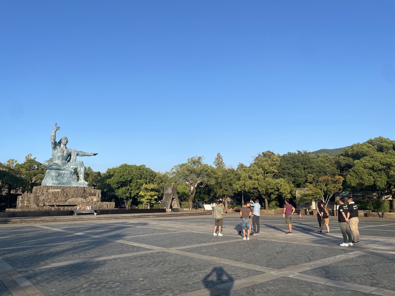 平和公園を訪れるツアー参加者