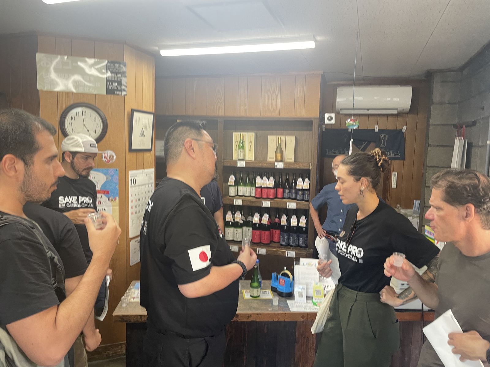 酒蔵での試飲の様子