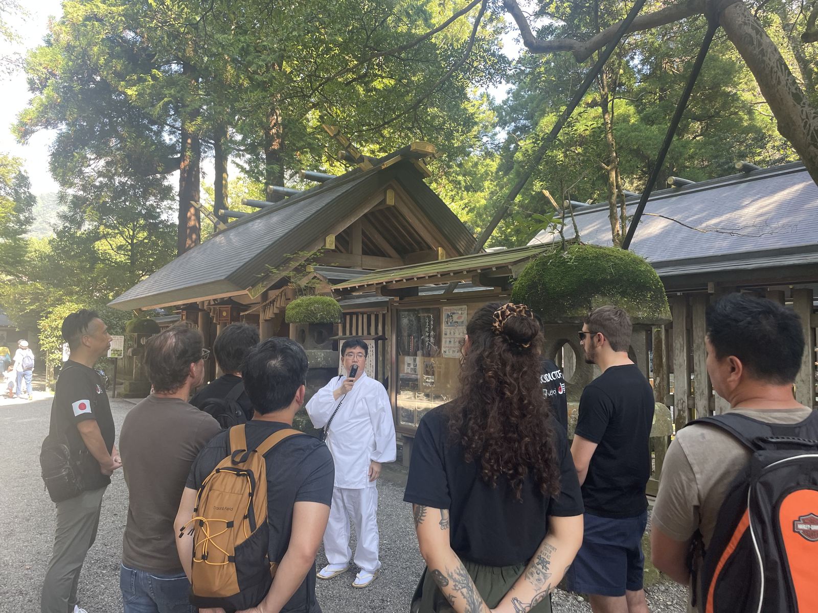 神社境内で説明を受ける参加者