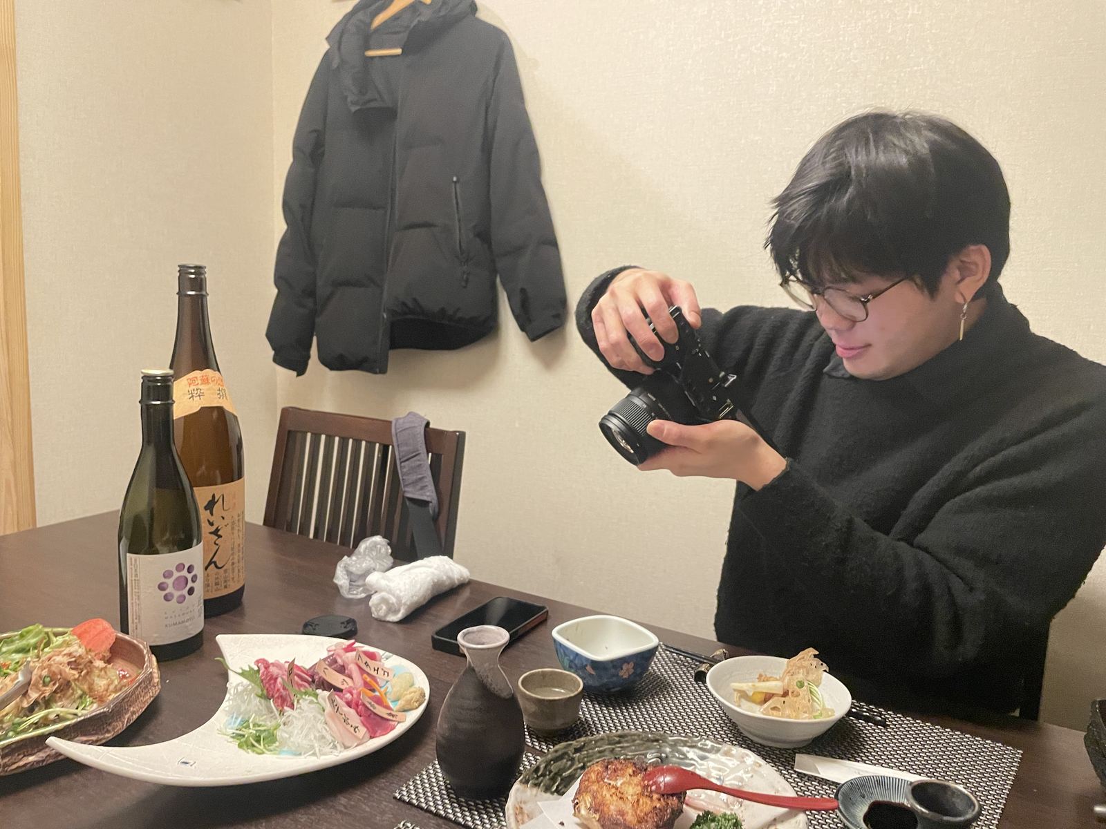 郷土料理を囲む食事の様子