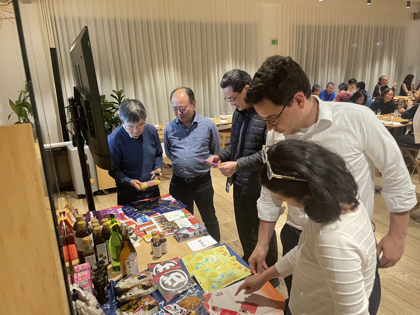 Explaining products and exchanging views on site